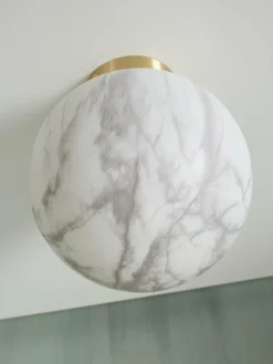it's about RoMi Plafonniere glas/ijzer Carrara bol wit marmerprint/goud L New