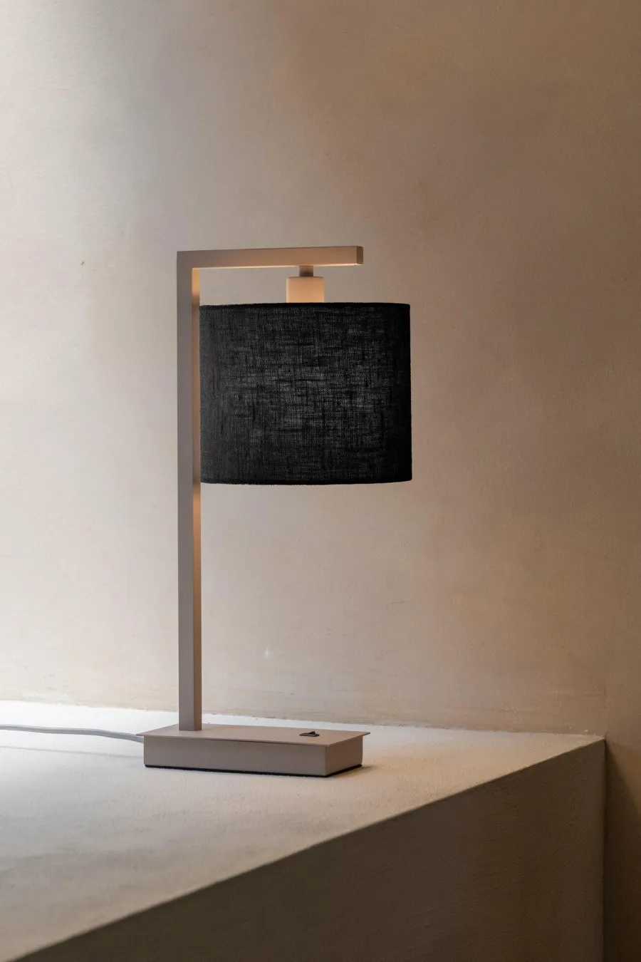 it's about RoMi Tafellamp Boston zand/kap 1815 zwart Sale